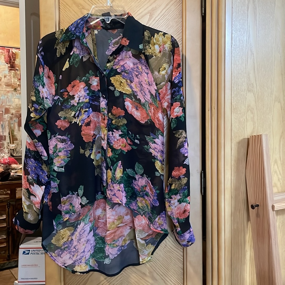 ⭐️Sace floral open back blouse size small